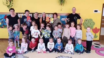 Spotkanie przedszkolaków z seniorkami ze Szkoły Super Babci i Super Dziadka przy PSPiA KLANZA.