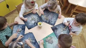 Ceramika - zajęcia z gliny w grupach młodszych.