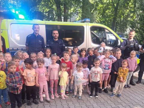 Niezwykli goście w naszym przedszkolu - funkcjonariusze policji!